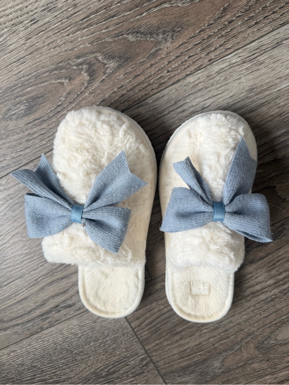 Cozy Cream Faux Fur Bow Slippers – Blue Bow